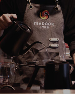 製茶師是專門負責製作茶葉的人，擅長於掌握茶葉製作的每一個步驟。
