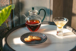 熱飲純茶系列可回沖4-6次，提供一整組茶具，老饕最愛點的純茶飲系列。