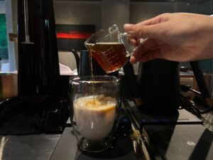 使用咖啡機萃取之後的茶湯透過完美比例與鮮奶融合